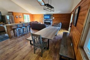 Alpine 6BR Chalet w Hot Tub for 14